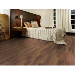 Verlegtes Nussbaum Laminat LAM. Comf. im Schlafzimmer mit Bett und Nachttisch.