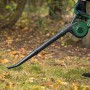 Bosch Akku-Laubbläser UniversalLeafBlow 18V im Einsatz zum Laub entfernen.