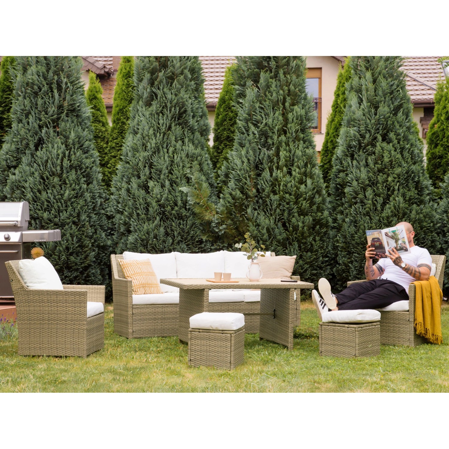 Beliani Lounge Set FONTI in Weiss Braun mit Sofa, Sessel, Hocker und Tisch im Garten.