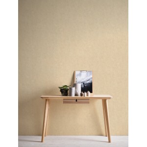 Beige-gelbe, matte Vliestapete Uni Glatt FSC® an Wand hinter Tisch mit Deko.