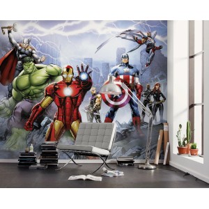 Bunte Komar Vlies Fototapete mit Marvel Avengers Motiven im Kinderzimmer.