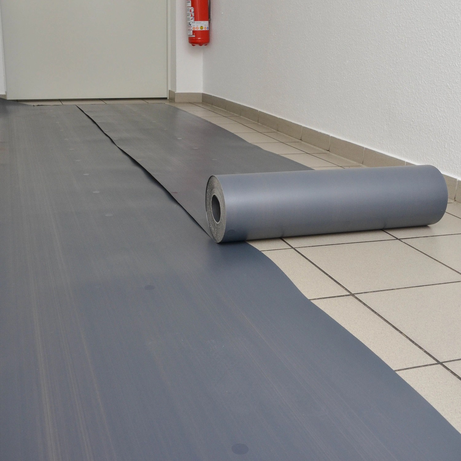 Graue Abdeckpappe (Milchtütenpapier) von Scorprotect zum Schutz von Böden bei Renovierungsarbeiten.