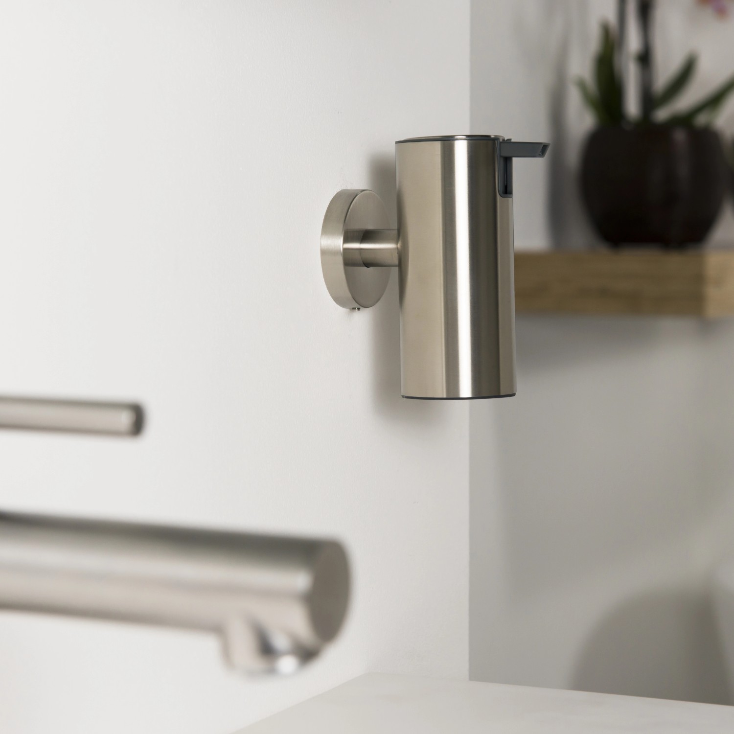 Tiger Boston Seifenspender aus gebürstetem Edelstahl, 10,5x5x9cm, zur Wandmontage.