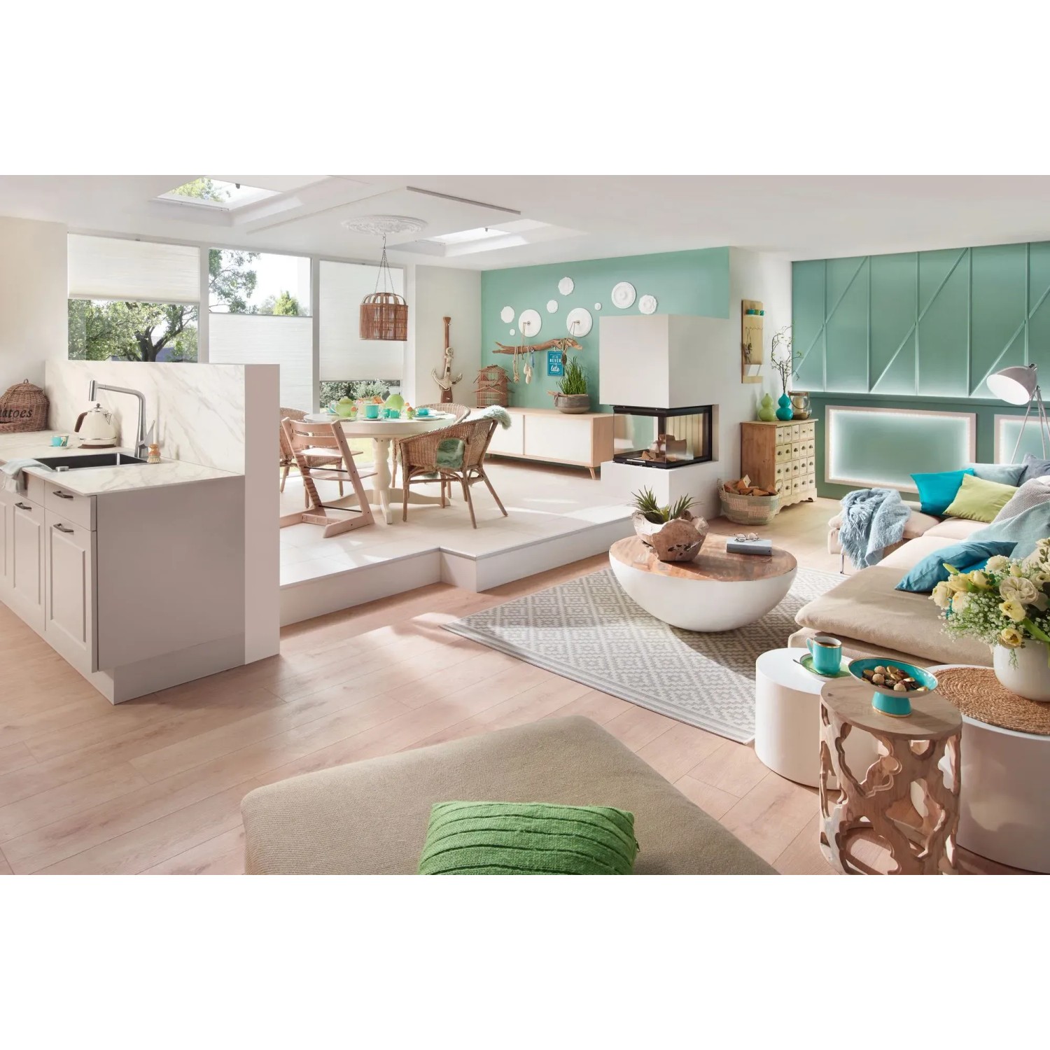 Wohnraum mit Paulmann YourLED ECO Stripe Basis-Set 3 m Warmweiß als indirekte Beleuchtung.