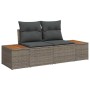 Modulare Garten Essgruppe: Grau-braunes Poly-Rattan Sofa mit dunklen Kissen und Akazienholz-Ablagen.
