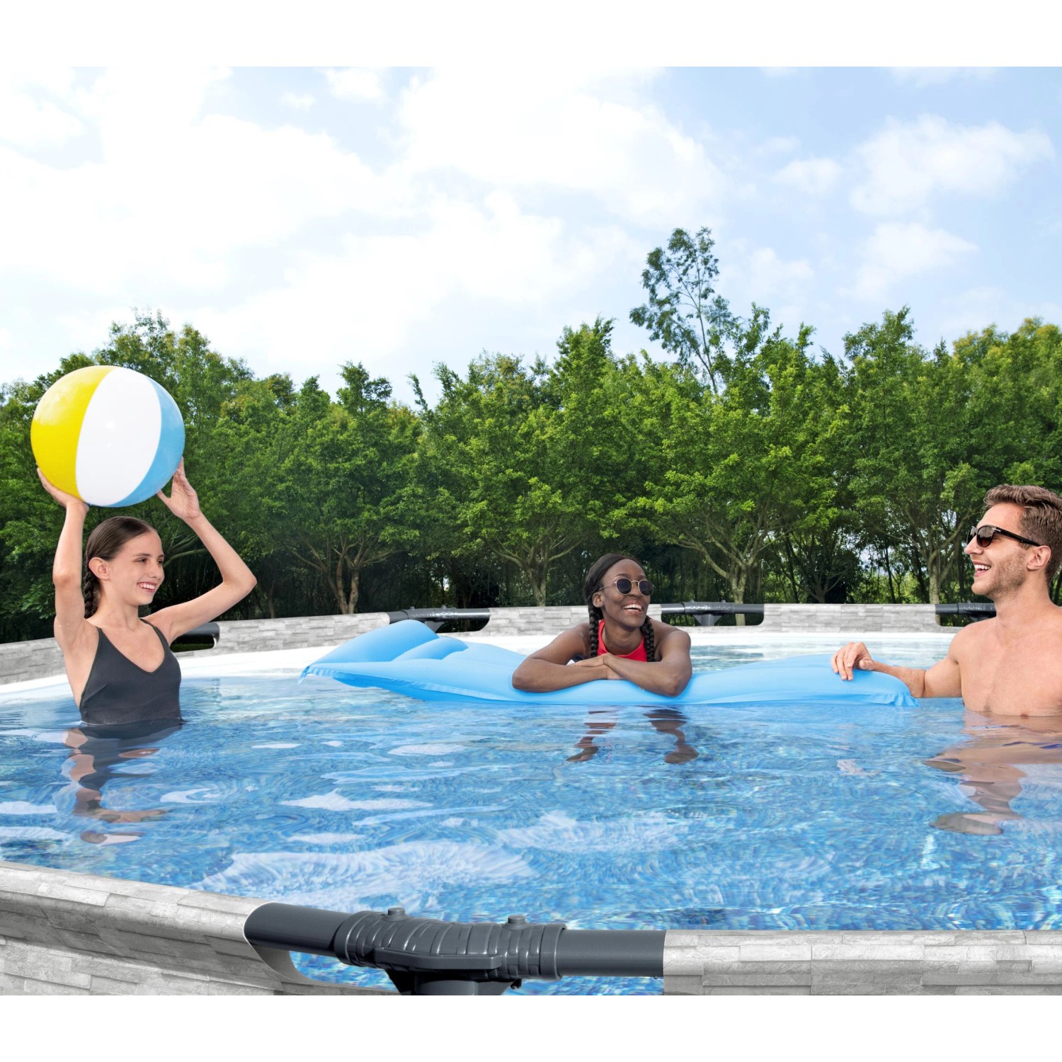 Bestway Stahlrahmen-Pool: Menschen entspannen im runden Pool mit blauem Wasser und spielen mit einem Ball.