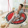 Lachende Mutter und Kind auf roter Relaxdays Nestschaukel. Höhenverstellbare Rundschaukel aus Stoff und Stahl für Spielspaß.