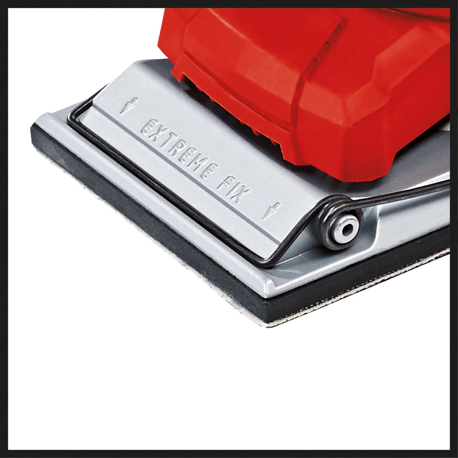 Detailaufnahme des Einhell TE-OS 2520 E Schwingschleifers mit Schleifpapier.