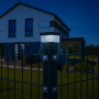 6040 Solar Zaunleuchte 60x60 LED auf Doppelstabmattenzaun Pfosten bei Dämmerung. Neutralweißes Licht für Gartenbeleuchtung.