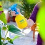 Gelber Gloria Feinsprüher Hobby 10 Flex beim Besprühen einer Pflanze.