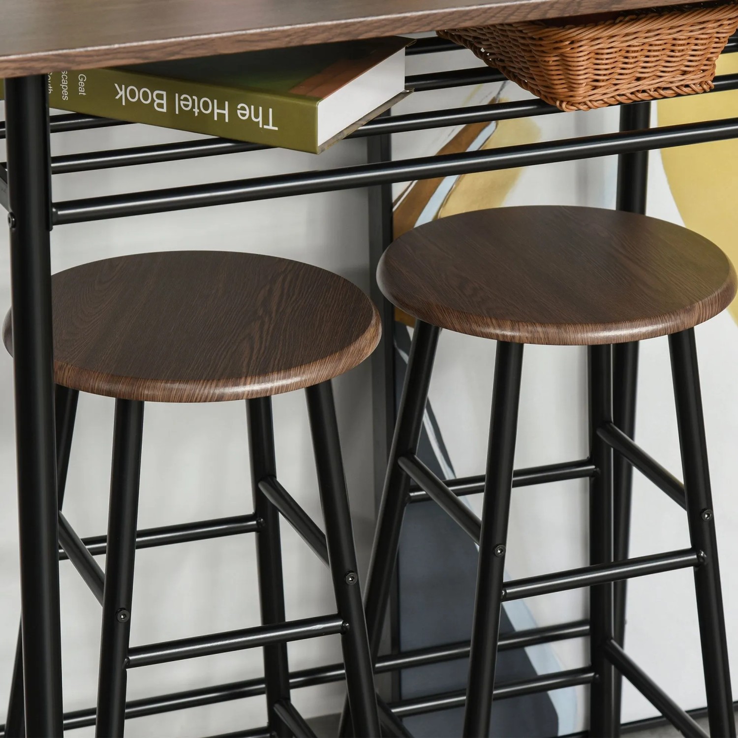 HOMCOM Bartisch Set: Zwei Barhocker mit dunklen Holzsitzen, schwarzem Metallgestell unter Bartisch mit Ablagefach.