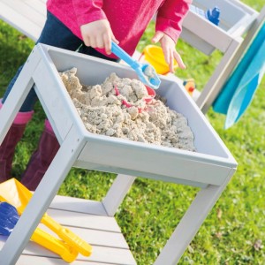 roba Spieltisch Tiny mit Wanne, grau, mit Sand und Kind beim Spielen im Garten.