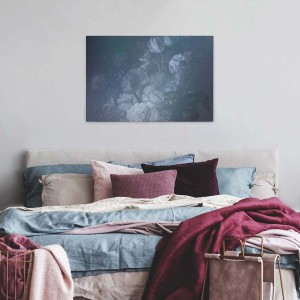 Blaues Wandbild mit Blumenmotiv im Gemälde-Stil über einem Bett. Leinwandbild für Wohn- und Schlafzimmer.