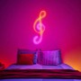 WiZ Flex Strip: Neon-Notenschlüssel als indirekte, smarte Beleuchtung im Schlafzimmer.