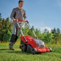 Einhell Akku-Rasenmäher Rasarro 36/42 im Einsatz auf einer Rasenfläche.