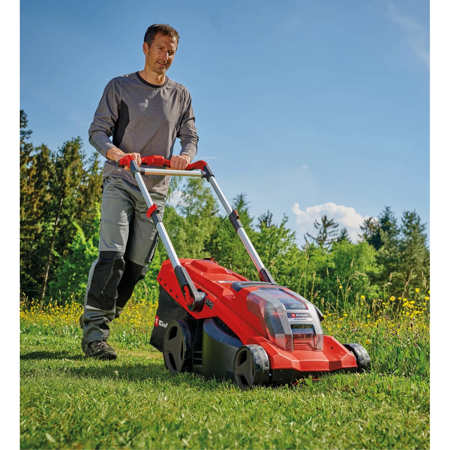 Einhell Akku-Rasenmäher Rasarro 36/42 im Einsatz auf einer Rasenfläche.