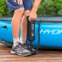 Bestway Air Hammer Handpumpe (1,85 l) in Nutzung zum Aufpumpen eines Kajaks. Camping Zubehör.