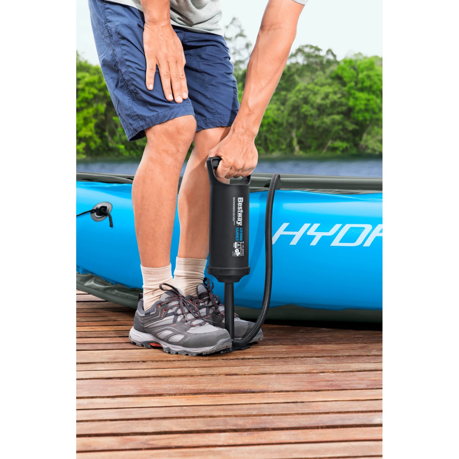 Bestway Air Hammer Handpumpe (1,85 l) in Nutzung zum Aufpumpen eines Kajaks. Camping Zubehör.