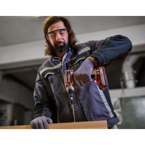 Einhell Akku-Schlagschrauber TP-CI 18/220 in Aktion: Schrauben mit dem roten Schlagschrauber.