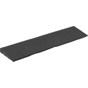 Schwarze Bordsteinrampe aus Gummigranulat, 1000x250x7-45mm, für leichteres Auffahren.