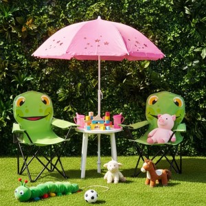 Sunula Kinder Campingstühle mit Froschmotiv, Tisch, Sonnenschirm und Spielzeug im Garten.