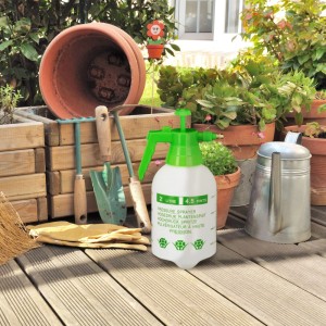 Grüner Relaxdays Drucksprüher aus Kunststoff, 2 Liter, mit verstellbarer Düse für Garten und Pflanzen.