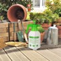 Grüner Relaxdays Drucksprüher aus Kunststoff, 2 Liter, mit verstellbarer Düse für Garten und Pflanzen.
