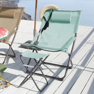 Blauer Svita Tomra Liegestuhl mit Hocker und Kopfkissen, klappbarer Campingstuhl für Gartenmöbel.