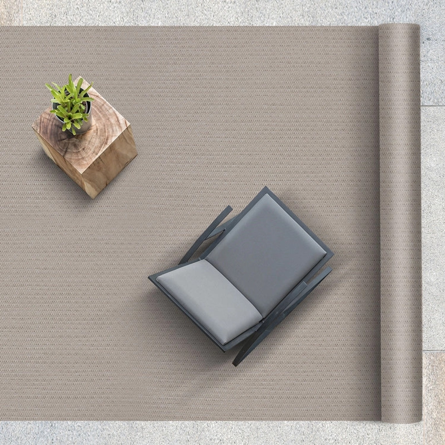 Beiger KARAT Outdoor Teppich Turin, 180x150 cm, mit Stuhl und Beistelltisch auf der Terrasse.