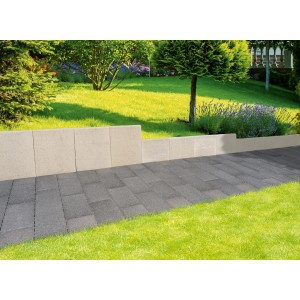 Graue EHL L-Steine unbewehrt (60x40x30 cm) als Beet- und Raseneinfassung im Garten.