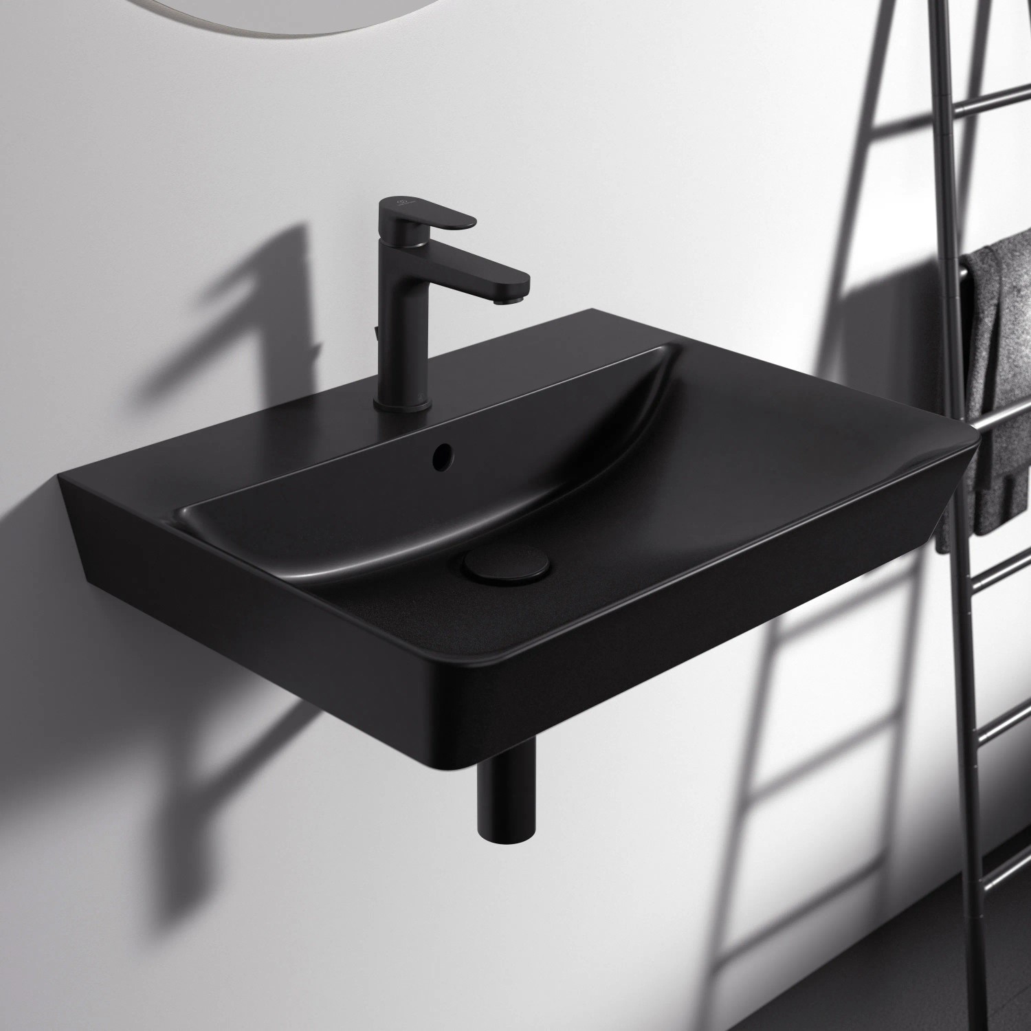 Schwarzer Ideal Standard Connect Air Waschtisch 60x46 cm mit Armatur und Überlauf.