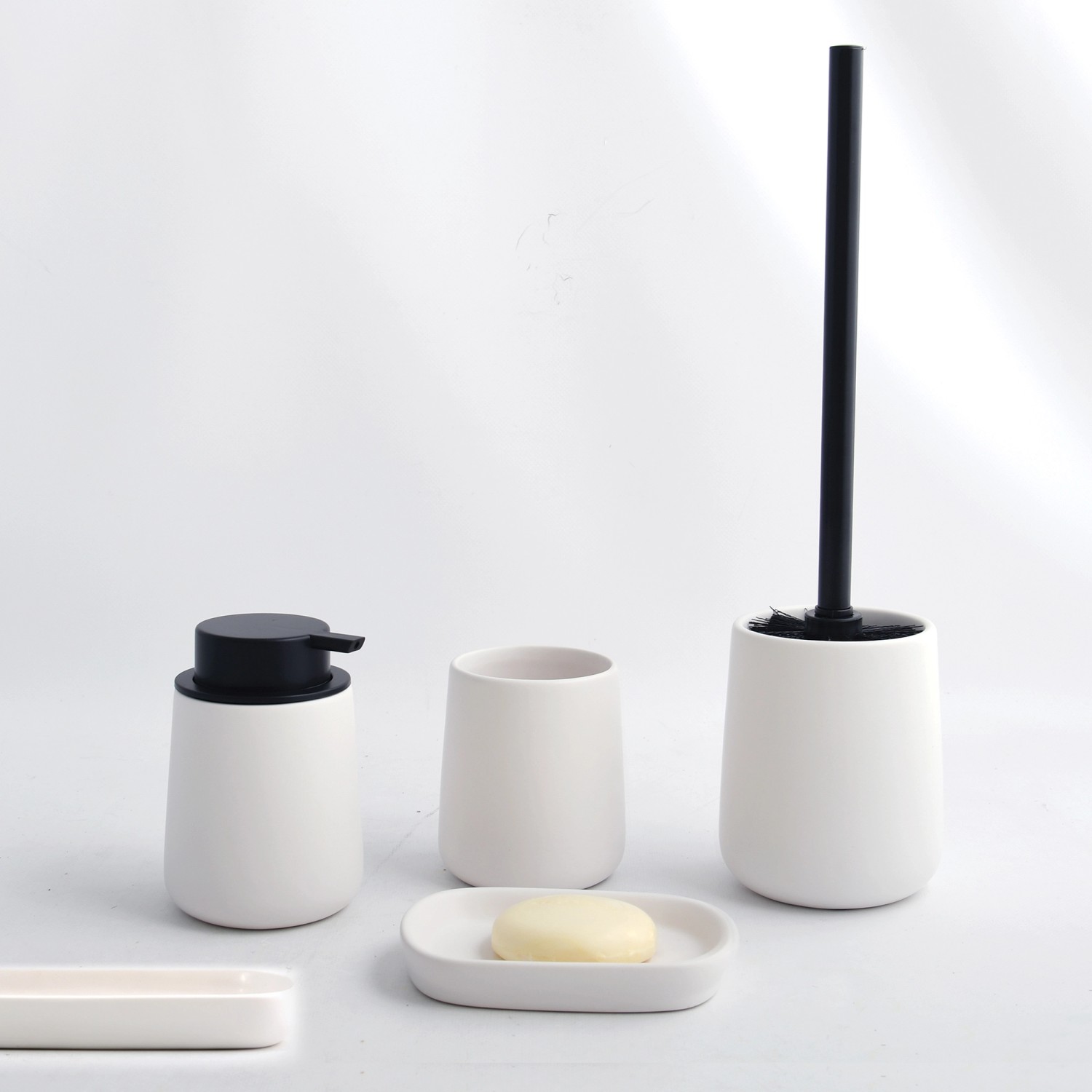 MSV Maonie Bad-Set aus Keramik in Weiß mit Seifenschale, Spender, Becher und WC-Garnitur.