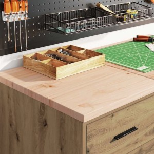 Garagen-Werkzeugschrank Artisan-Eiche mit heller Kiefer-Arbeitsplatte und Schublade. Organisierte Werkstattumgebung.