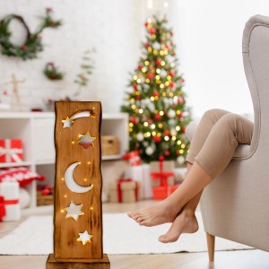 Näve LED-Tischleuchte aus Holz mit Mond- und Sternmotiven, 60 cm hoch, warmes Licht.