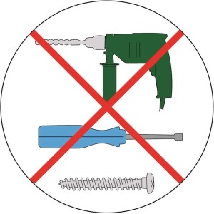 Symbol: Montage der Duschstange ohne Bohren. Bohrmaschine, Schraubenzieher und Schraube durchgestrichen.
