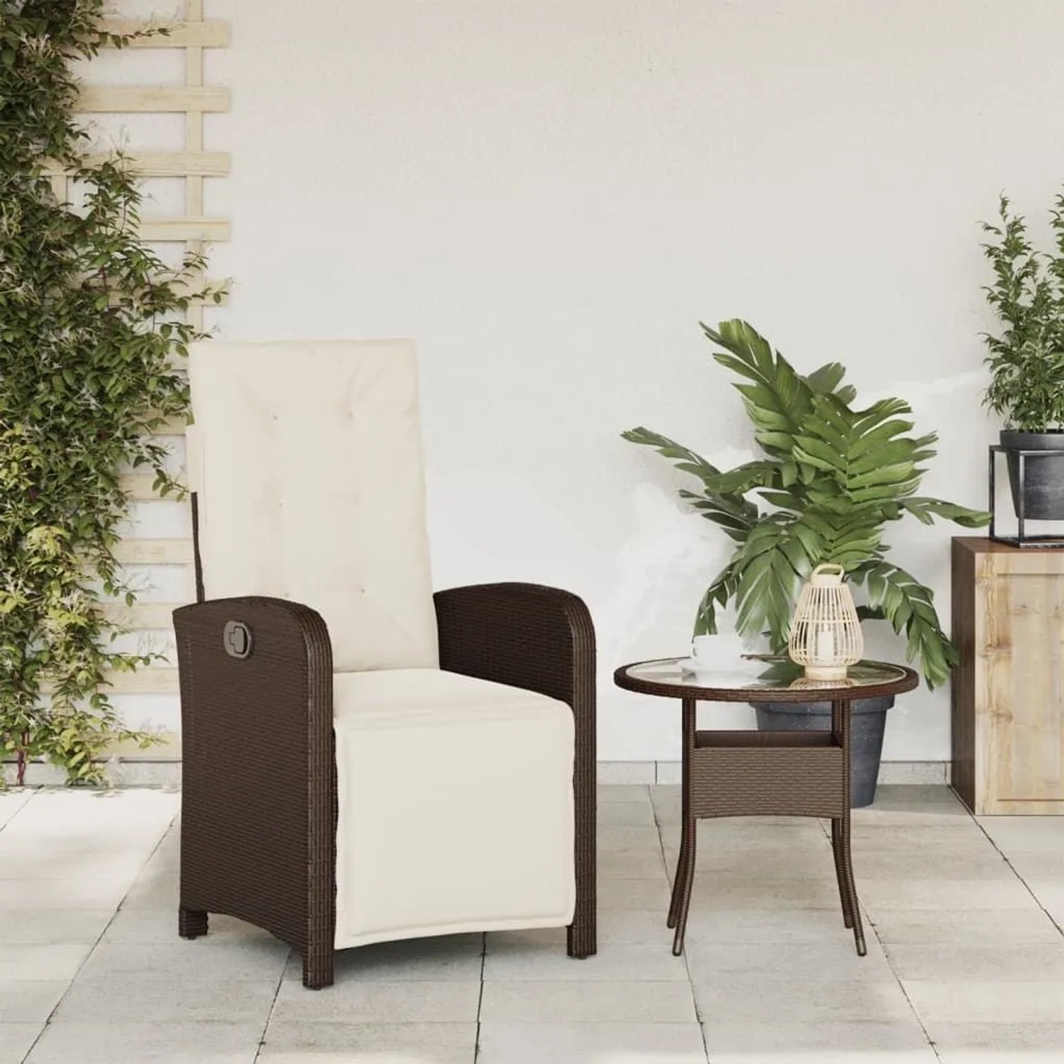 Verstellbarer, brauner vidaXL Gartensessel mit Fußteil aus Polyrattan und cremefarbenen Kissen.