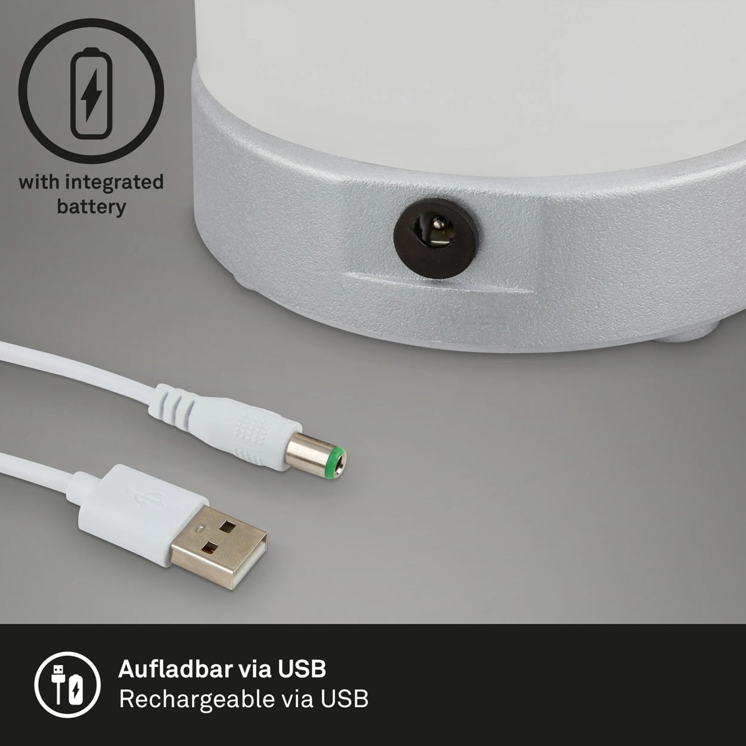 Detailaufnahme der Brilo Akku-Tischleuchte Lama: USB-Ladekabel und Ladebuchse am chrom-matten Fuß.