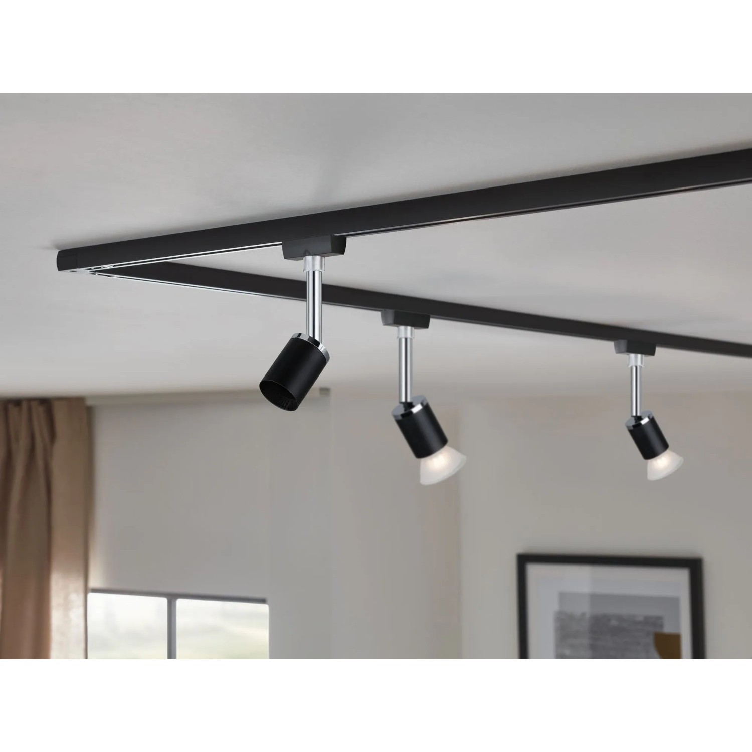 Paulmann URail Schienensystem mit drei schwarzen Spots in matt-Chrom Optik.