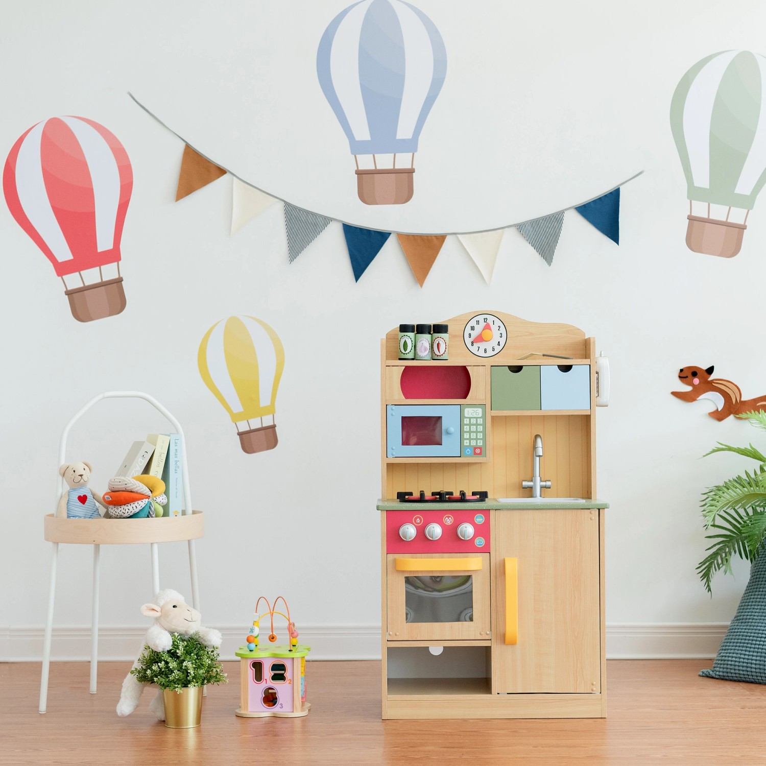 Teamson Kids Little Chef Florence Spielküche aus Holz mit bunten Details und interaktiven Elementen.