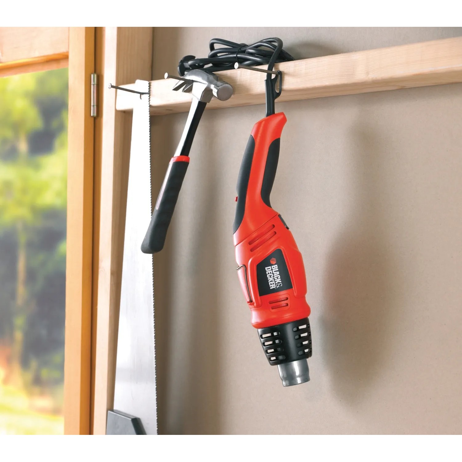 Black+Decker Heißluftgerät KX1693, 1800 W, mit Zubehör an Werkzeugwand.
