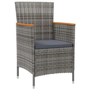 Grauer Poly Rattan Gartenstuhl mit dunkelgrauem Sitzkissen und Holzarmlehnen. Robust für Terrasse & Garten.