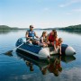Familie im blauen Relaxdays Schlauchboot auf See. 4 Personen mit Schwimmwesten paddeln. Robustes PVC-Boot für Wassersport.