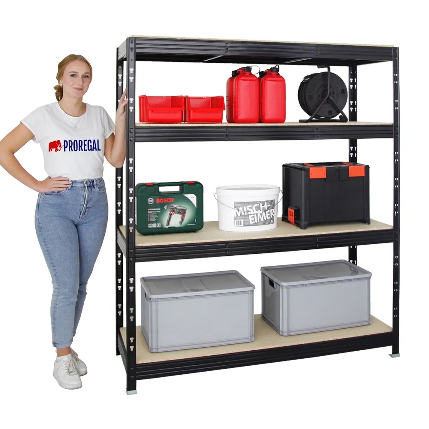 Schwarzes PROREGAL Schwerlastregal Rhino mit 4 Spanplatten-Ebenen und diversen Gegenständen. Frau steht daneben.