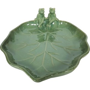 Grüne Vogeltränke in Blattform mit zwei Fröschen als Gartendeko.