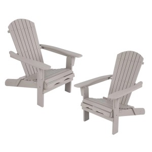 Set aus zwei grauen, klappbaren Adirondack Gartenstühlen aus Holz mit breiten Armlehnen und Lattenrost-Design.