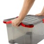 Rotho Aufbewahrungsbox Evo Total, 44 l, rot, mit Deckel und Griff, wird von einer Hand gehalten.
