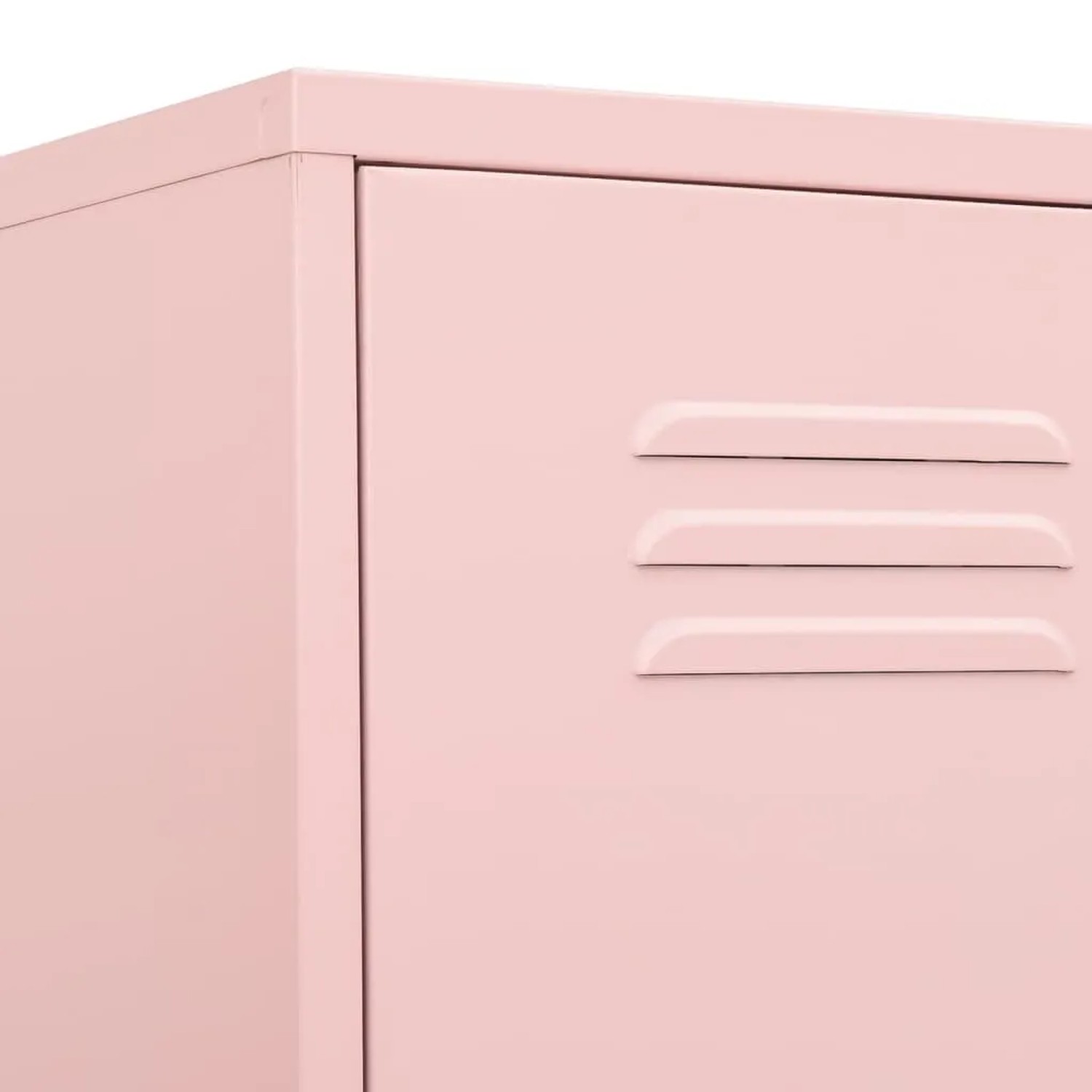 Detailansicht: Rosa Schließfachschrank aus Stahl mit Lüftungsschlitzen.