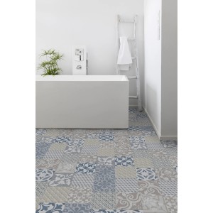 Verlegter Gerflor Vinylboden Provence Blue im Bad mit Wanne und Leiterregal.