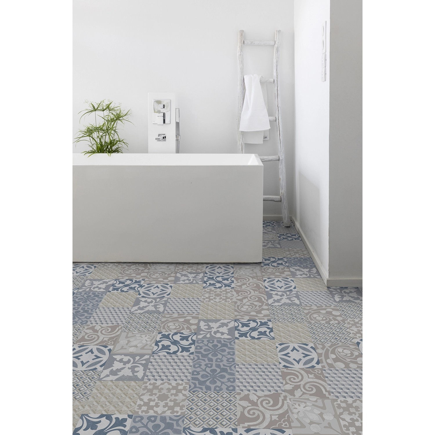 Verlegter Gerflor Vinylboden Provence Blue im Bad mit Wanne und Leiterregal.