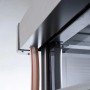 Dunkelgraues Biohort Metall-Gerätehaus: Dachrinne mit Gartenschlauchanschluss für effiziente Wasserableitung.